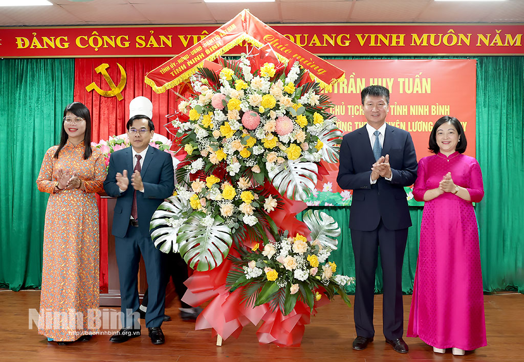 Đồng chí Trần Huy Tuấn, Phó Bí thư Tỉnh ủy, Chủ tịch UBND tỉnh tặng hoa chúc mừng các thầy cô giáo Trường THPT chuyên Lương Văn Tụy nhân kỷ niệm 43 năm Ngày Nhà giáo Việt Nam (20/11/1982-20/11/2025).