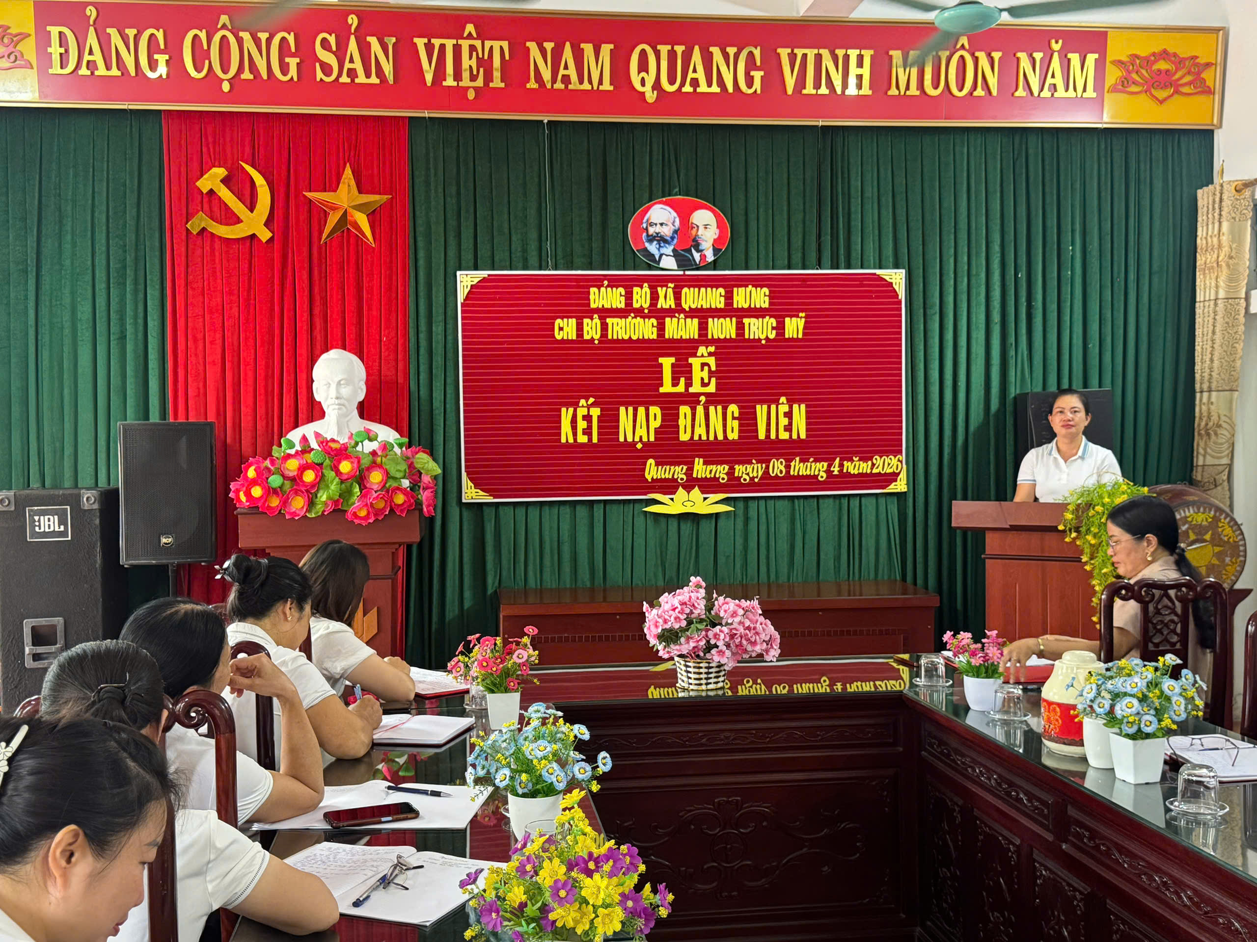 TRƯỜNG MẦM NON TRỰC MỸ TỔ CHỨC LỄ KẾT NẠP ĐẢNG VIÊN MỚI Ngày 08 tháng 04 năm 2026, Chi bộ Trường Mầm non Trực Mỹ đã long trọng tổ chức Lễ kết nạp Đảng viên mới cho quần chúng ưu tú Trần Thị Mỹ Hạnh. Đây là một sự kiện có ý nghĩa quan trọng, góp phần bổ sung lực lượng cho Đảng, đồng thời thể hiện sự phát triển vững mạnh của Chi bộ nhà trường. Đ/C Phó BT Chi Bộ Vũ Thị Hiên tuyên bố lý do, giới thiệu đại biểu và thông qua chương trình buổi lễ Tham dự buổi lễ có các đồng chí trong cấp ủy Chi bộ cùng toàn thể Đảng viên trong nhà trường. Buổi lễ diễn ra trong không khí trang nghiêm, đúng trình tự, thủ tục theo quy định của Điều lệ Đảng. Mở đầu buổi lễ, đồng chí Bí thư Chi bộ Trần Thị Mỵ đã tuyên bố lý do, giới thiệu đại biểu và thông qua chương trình buổi lễ. Tiếp đó, đồng chí Bí thư Chi bộ đã thay mặt Chi bộ đọc Quyết định kết nạp Đảng viên của cấp có thẩm quyền đối với quần chúng ưu tú Trần Thị Mỹ Hạnh. Quyết định được công bố trong sự trang nghiêm, đánh dấu bước ngoặt quan trọng trong quá trình rèn luyện, phấn đấu của đồng chí Hạnh. Đ/C BT Chi Bộ Trần Thị Mỵ đọc Quyết định kết nạp Đảng viên Trong giây phút thiêng liêng của buổi lễ, đồng chí Trần Thị Mỹ Hạnh đã đứng trước cờ Đảng, cờ Tổ quốc và chân dung Chủ tịch Hồ Chí Minh, trang trọng đọc lời tuyên thệ của người Đảng viên. Lời tuyên thệ thể hiện quyết tâm tuyệt đối trung thành với mục tiêu, lý tưởng của Đảng; không ngừng học tập, rèn luyện, nâng cao phẩm chất chính trị, đạo đức lối sống; hoàn thành tốt mọi nhiệm vụ được giao, xứng đáng là người Đảng viên Đảng Cộng sản Việt Nam. Phát biểu tại buổi lễ, đồng chí Bí thư Chi bộ Trần Thị Mỵ đã chúc mừng đồng chí Trần Thị Mỹ Hạnh vinh dự được đứng trong hàng ngũ của Đảng. Đồng chí nhấn mạnh, việc được kết nạp Đảng không chỉ là niềm vinh dự lớn lao mà còn là trách nhiệm nặng nề, đòi hỏi mỗi Đảng viên phải luôn nêu cao tinh thần tiên phong, gương mẫu trong mọi hoạt động, đặc biệt trong công tác chăm sóc, giáo dục trẻ tại nhà trường. Đồng chí Bí thư cũng phân công nhiệm vụ cụ thể cho Đảng viên mới, đồng thời đề nghị các Đảng viên trong Chi bộ tiếp tục quan tâm, giúp đỡ để đồng chí Hạnh hoàn thành tốt nhiệm vụ, sớm trở thành Đảng viên chính thức. Buổi lễ kết nạp Đảng viên mới diễn ra thành công tốt đẹp, góp phần nâng cao năng lực lãnh đạo và sức chiến đấu của Chi bộ Trường Mầm non Trực Mỹ. Đây cũng là nguồn động viên to lớn để đội ngũ cán bộ, giáo viên, nhân viên trong nhà trường tiếp tục phấn đấu, rèn luyện, đóng góp tích cực vào sự nghiệp giáo dục và đào tạo của địa phương. Lễ kết nạp khép lại trong niềm phấn khởi, tự hào của toàn thể Đảng viên trong Chi bộ, mở ra một chặng đường mới đầy ý nghĩa đối với đồng chí Đảng viên mới Trần Thị Mỹ Hạnh. Tin tưởng rằng, với sự nỗ lực không ngừng, đồng chí sẽ hoàn thành xuất sắc nhiệm vụ được giao, góp phần xây dựng Chi bộ ngày càng trong sạch, vững mạnh. Bài viết: Trường mầm non Trực Mỹ